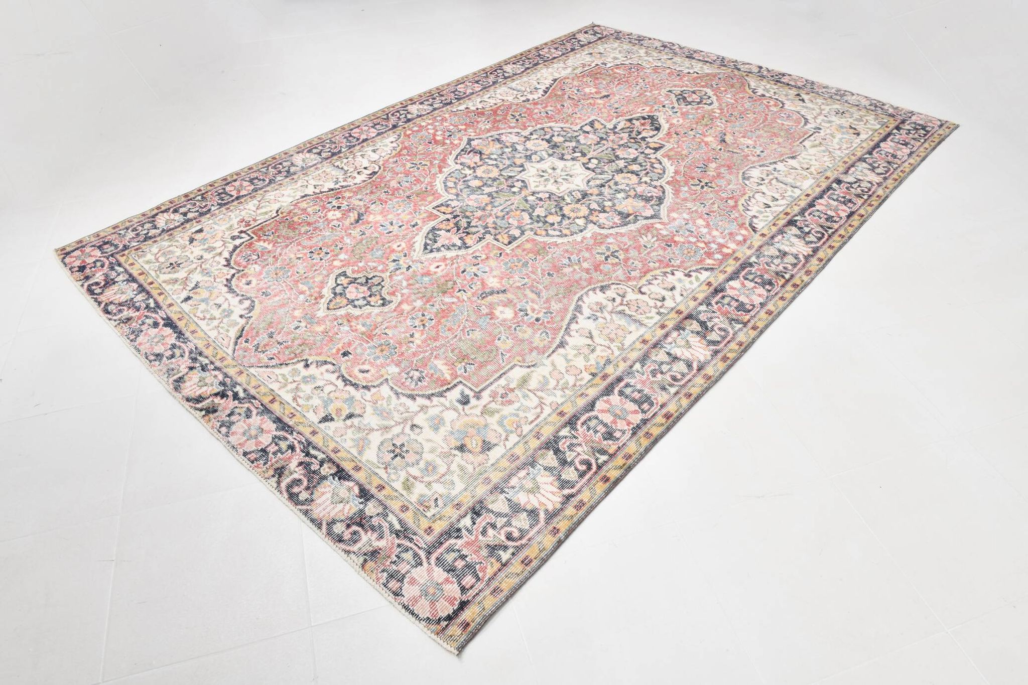 Tapis oriental persan rouge et bleu marine, 207 x 315 cm