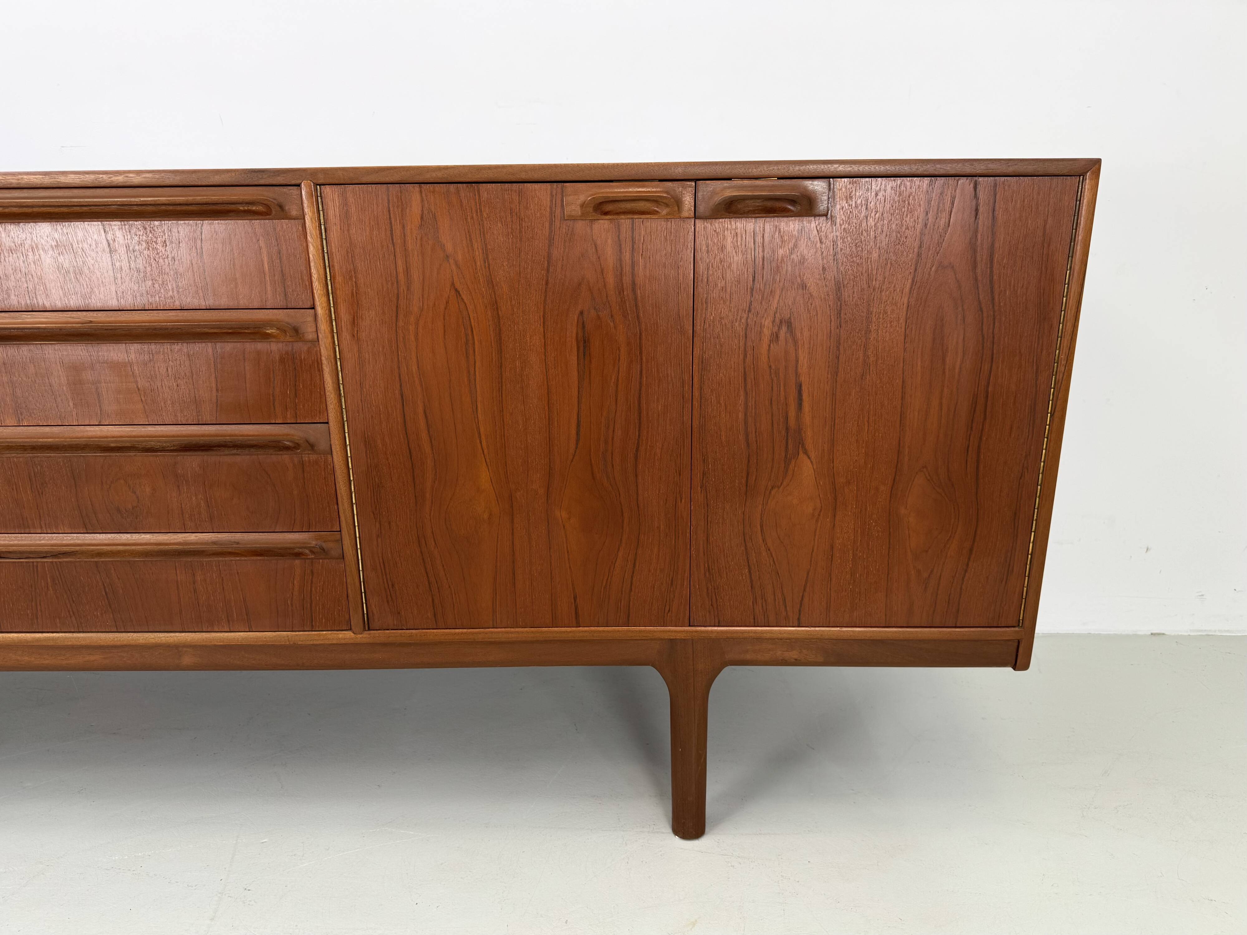 Buffet vintage par McIntosh, design de T. Robertson des années 1960.