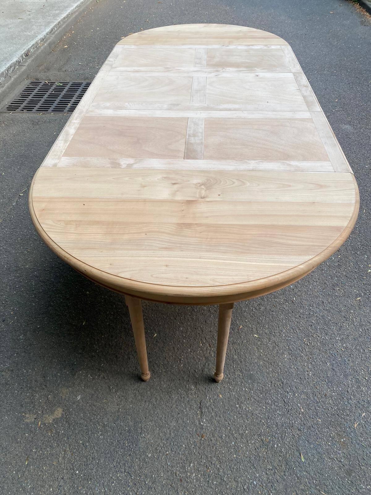 Table à manger ronde pied central extensible décapée en bois massif 3 rallo