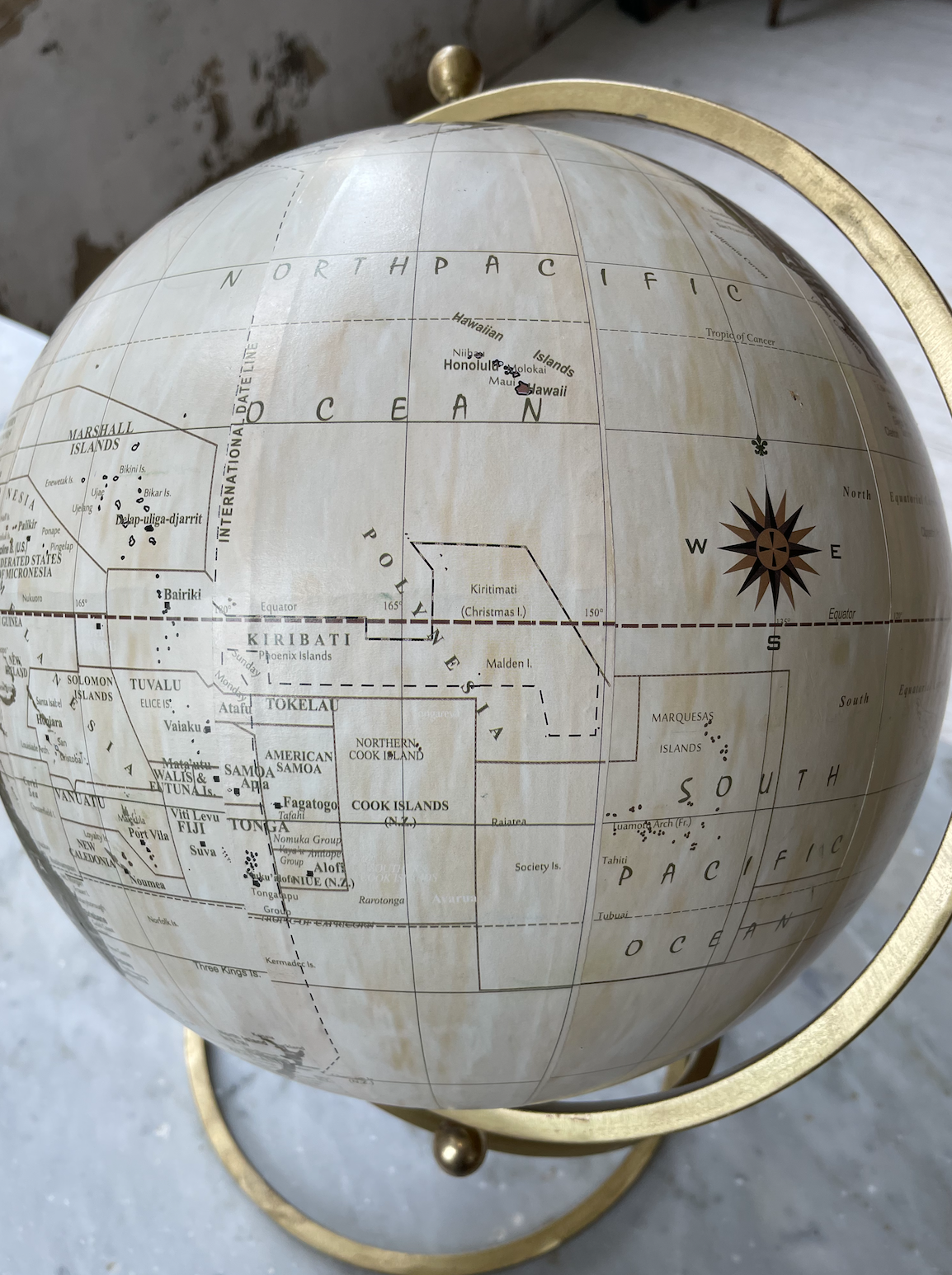Globe earth 90s, brass spiral base