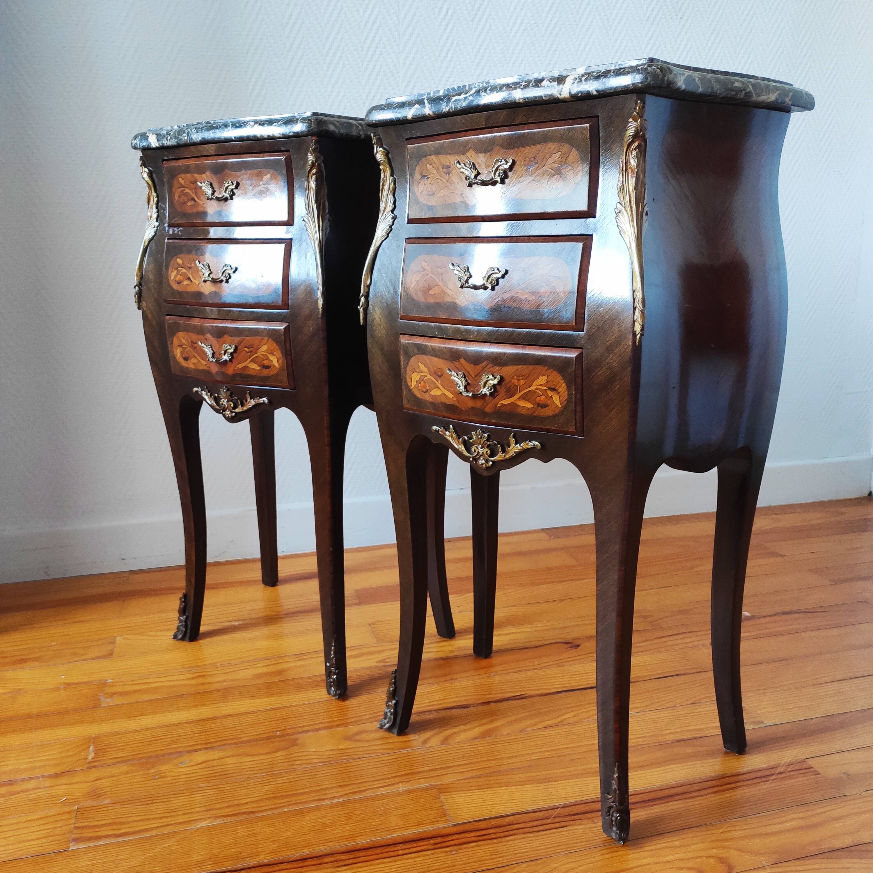Paire de tables de chevet style Louis marbre noir
