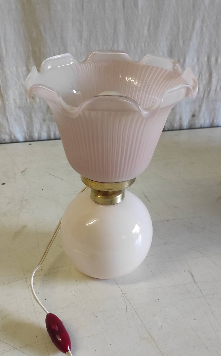 Lampe à poser en verre opalin rose - mid. XXeme