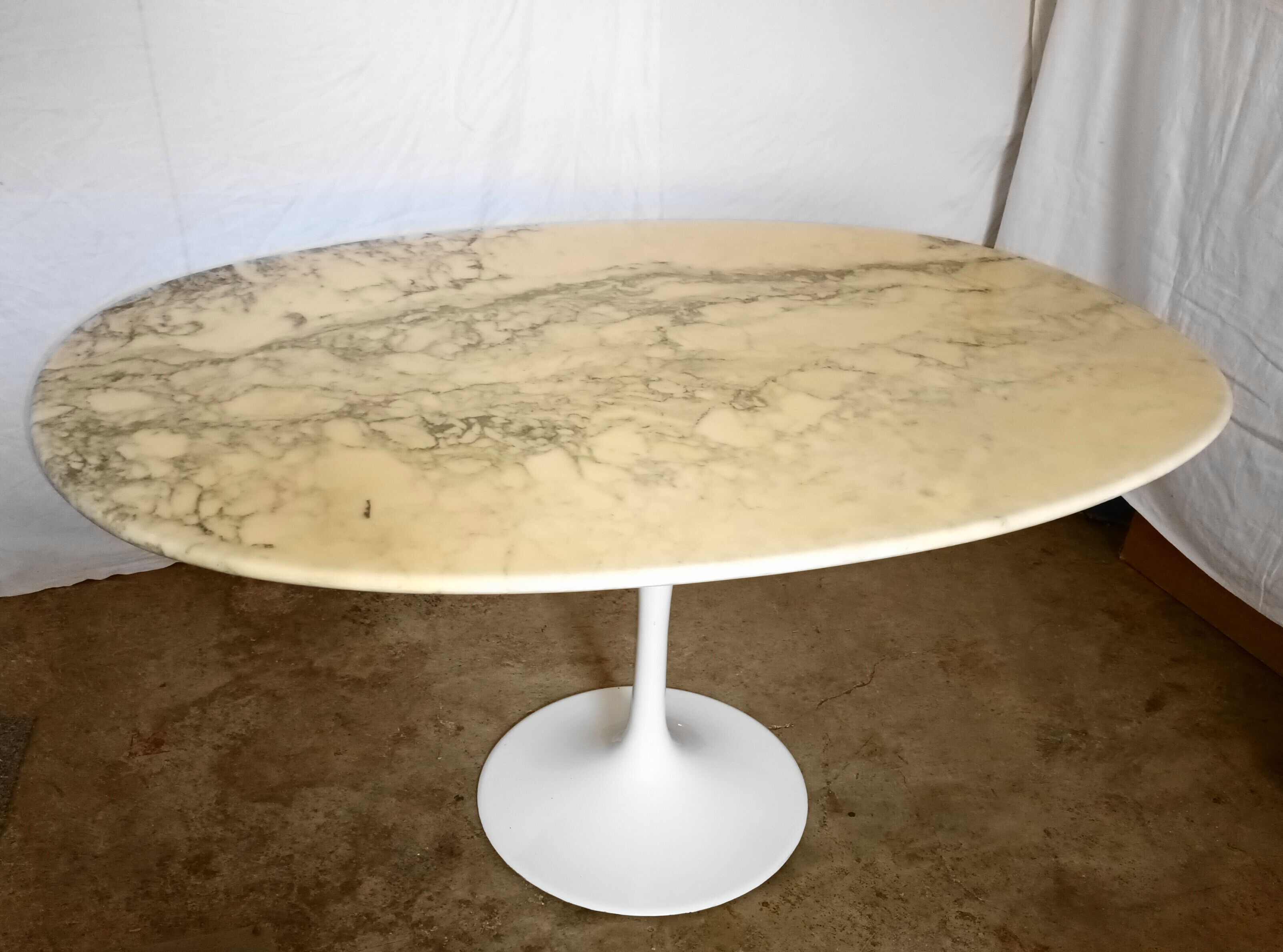 Table ovale dessus marbre pied tulipe des années 70