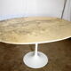 Table ovale dessus marbre pied tulipe des années 70