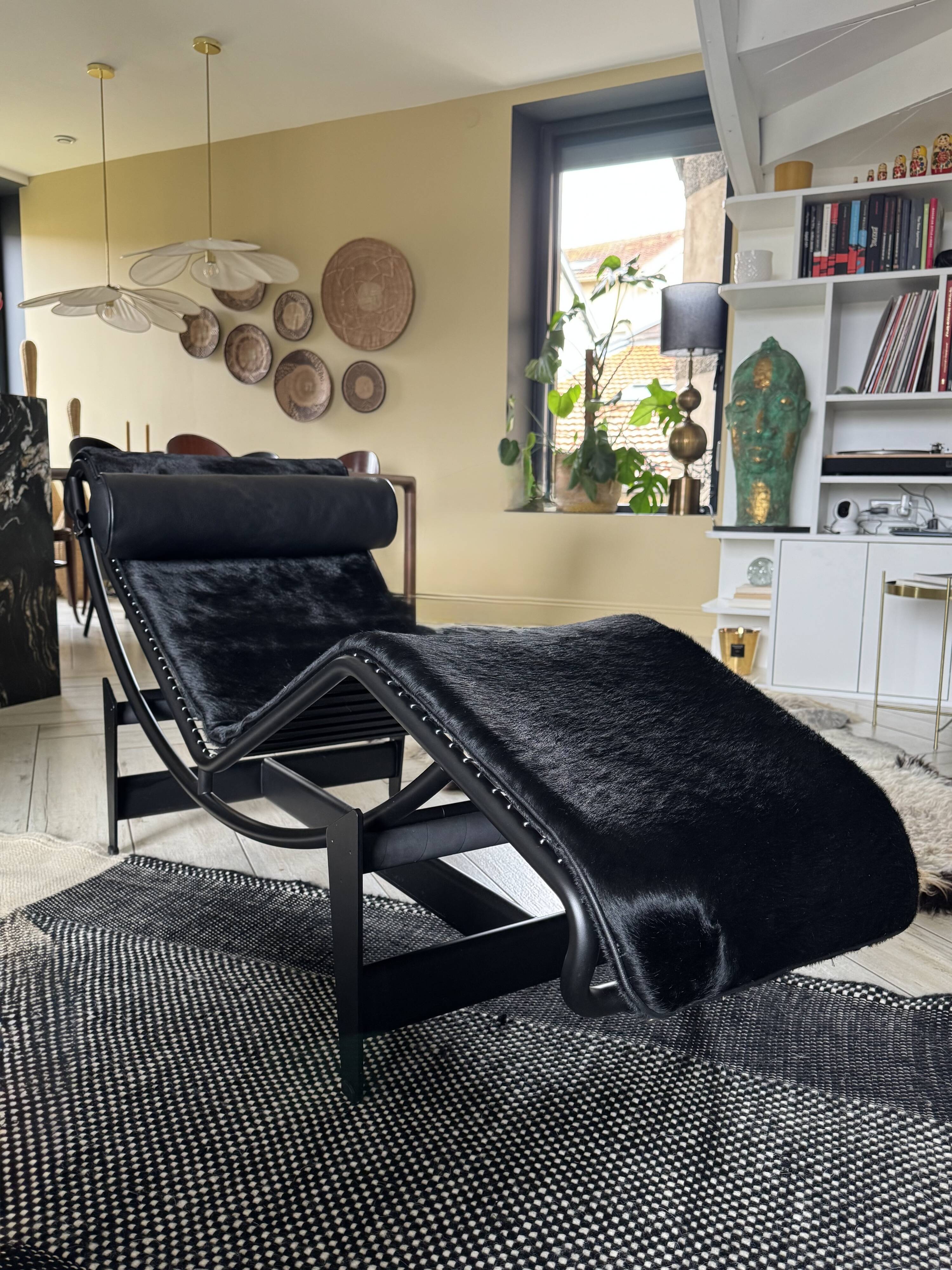 Fauteuil, chaise longue en peau Noire modèle LC4 Le Corbusier