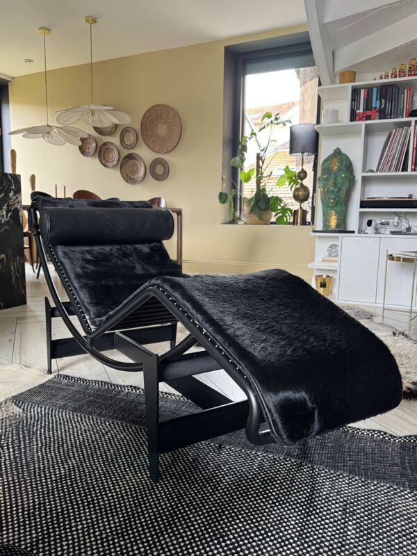 Fauteuil, chaise longue en peau Noire modèle LC4 Le Corbusier
