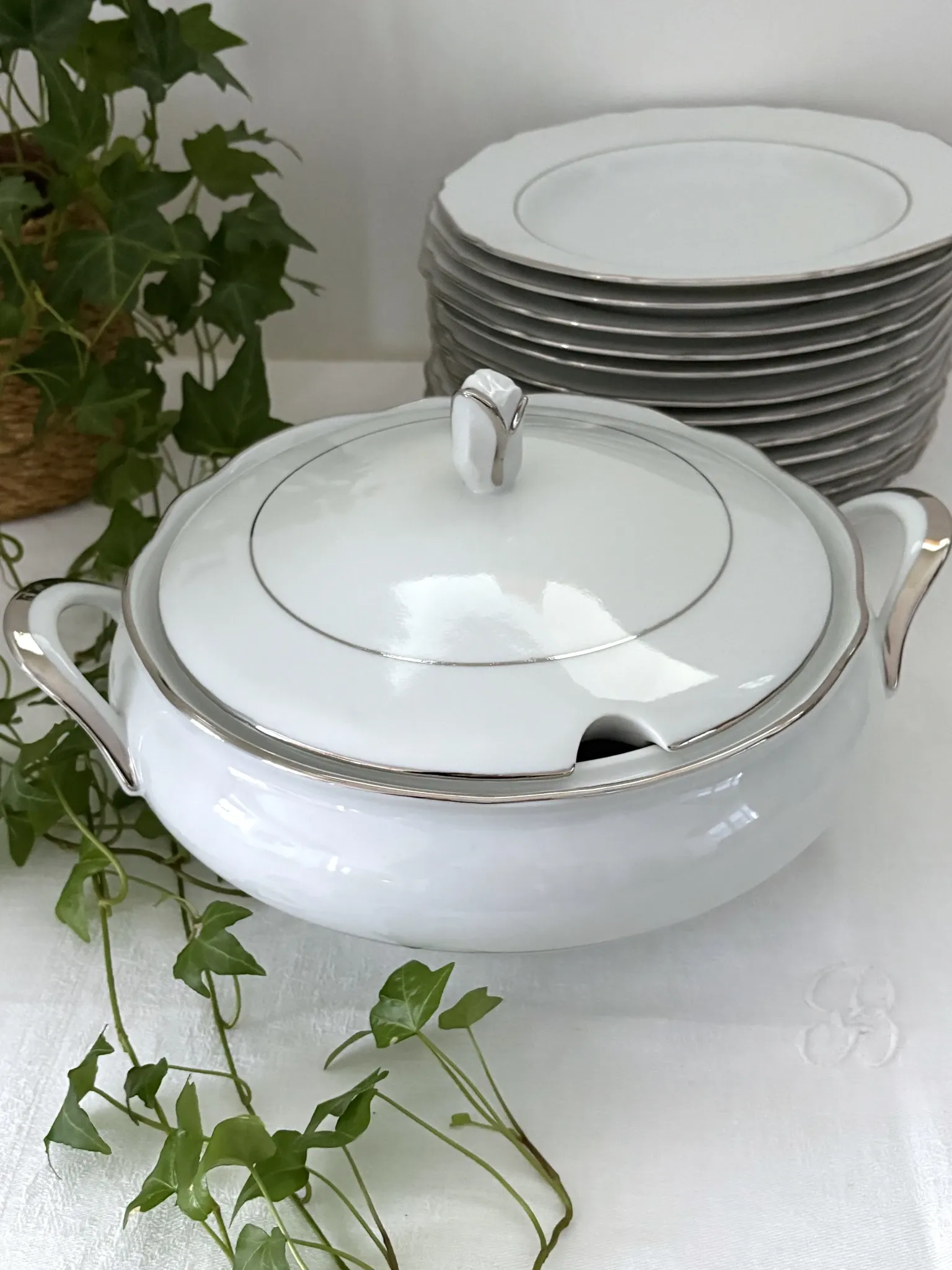 Soupière en porcelaine blanche