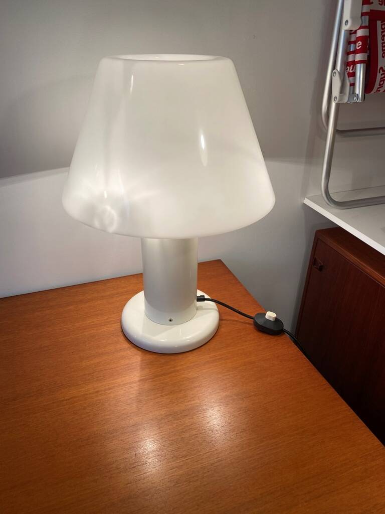 Guzzini lamp, white lacquered metal, height 55cm, 1970s vintage