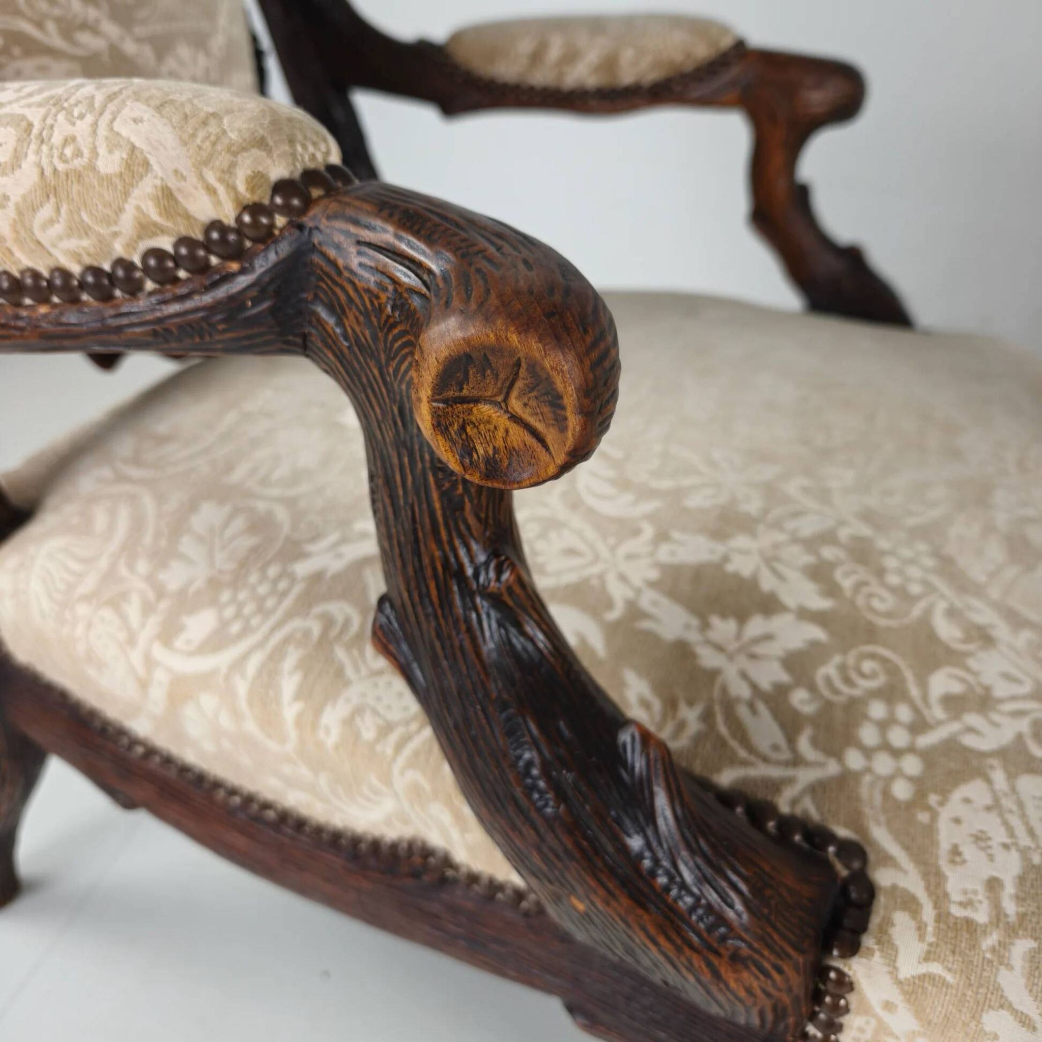 Ensemble de deux fauteuils de style Forêt-Noire par Horrix – 19e siècle