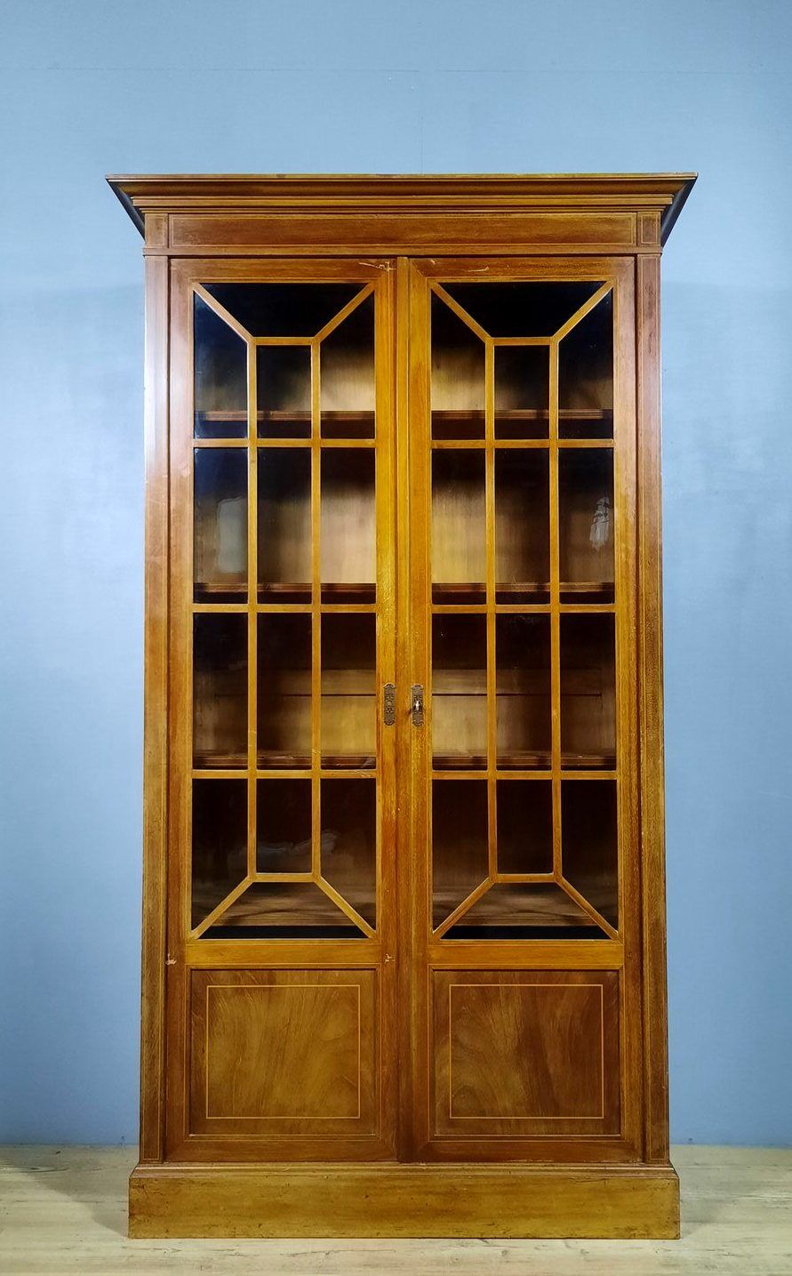English library in mahogany and clear maple fillets circa 1900-1930