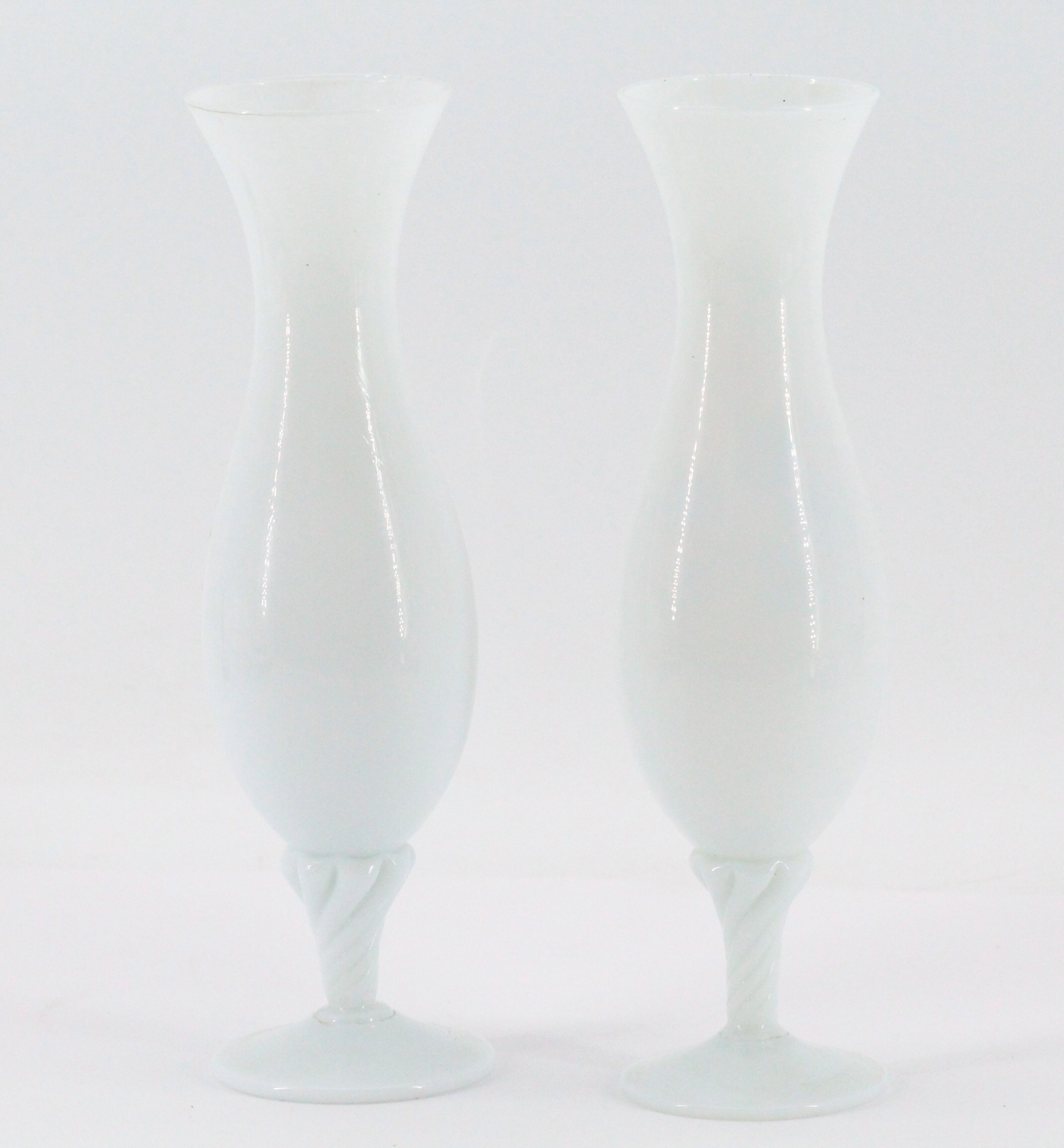 Paire de vases en opaline peints à la main