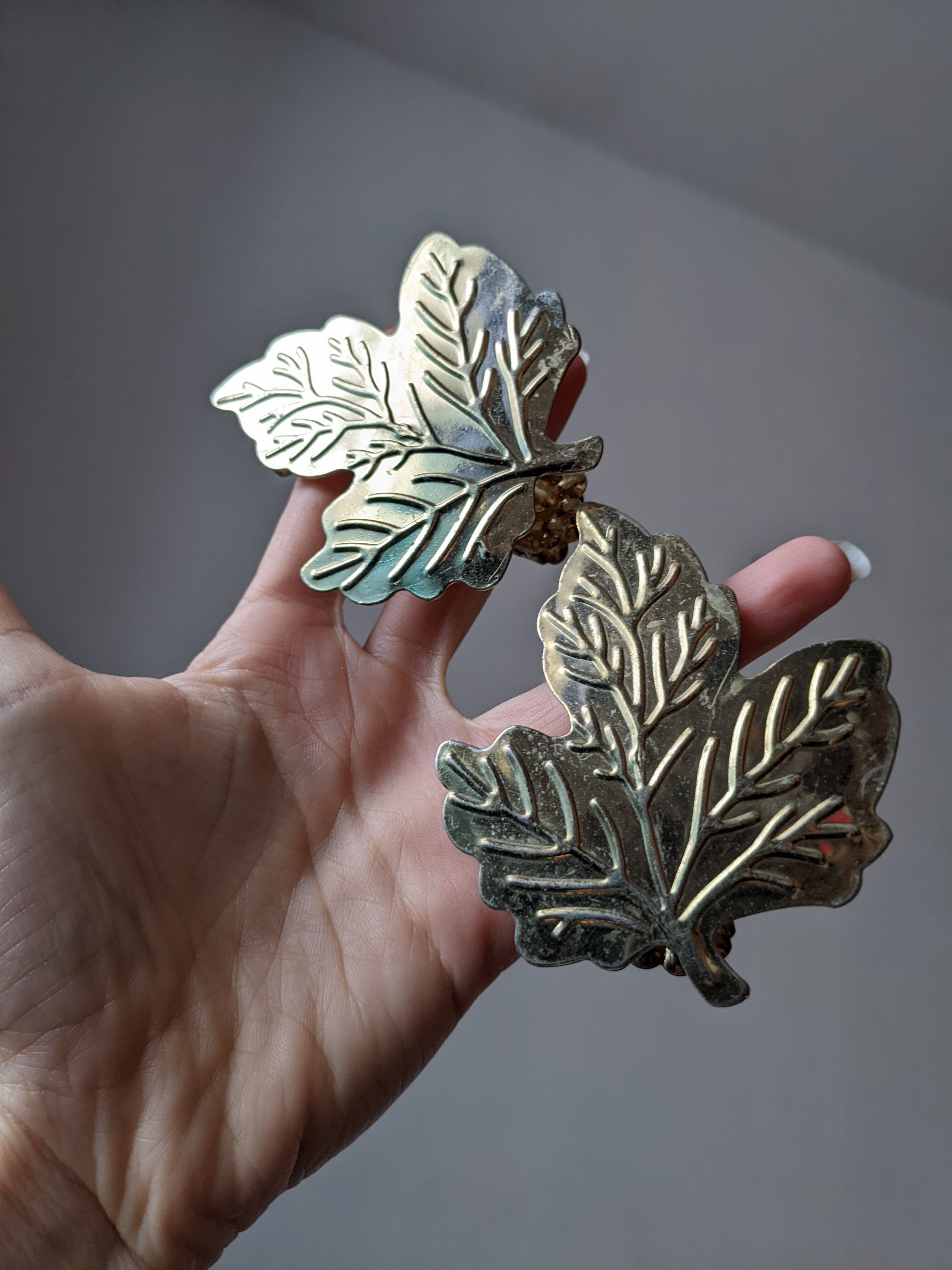 2 golden leaf curtain clips