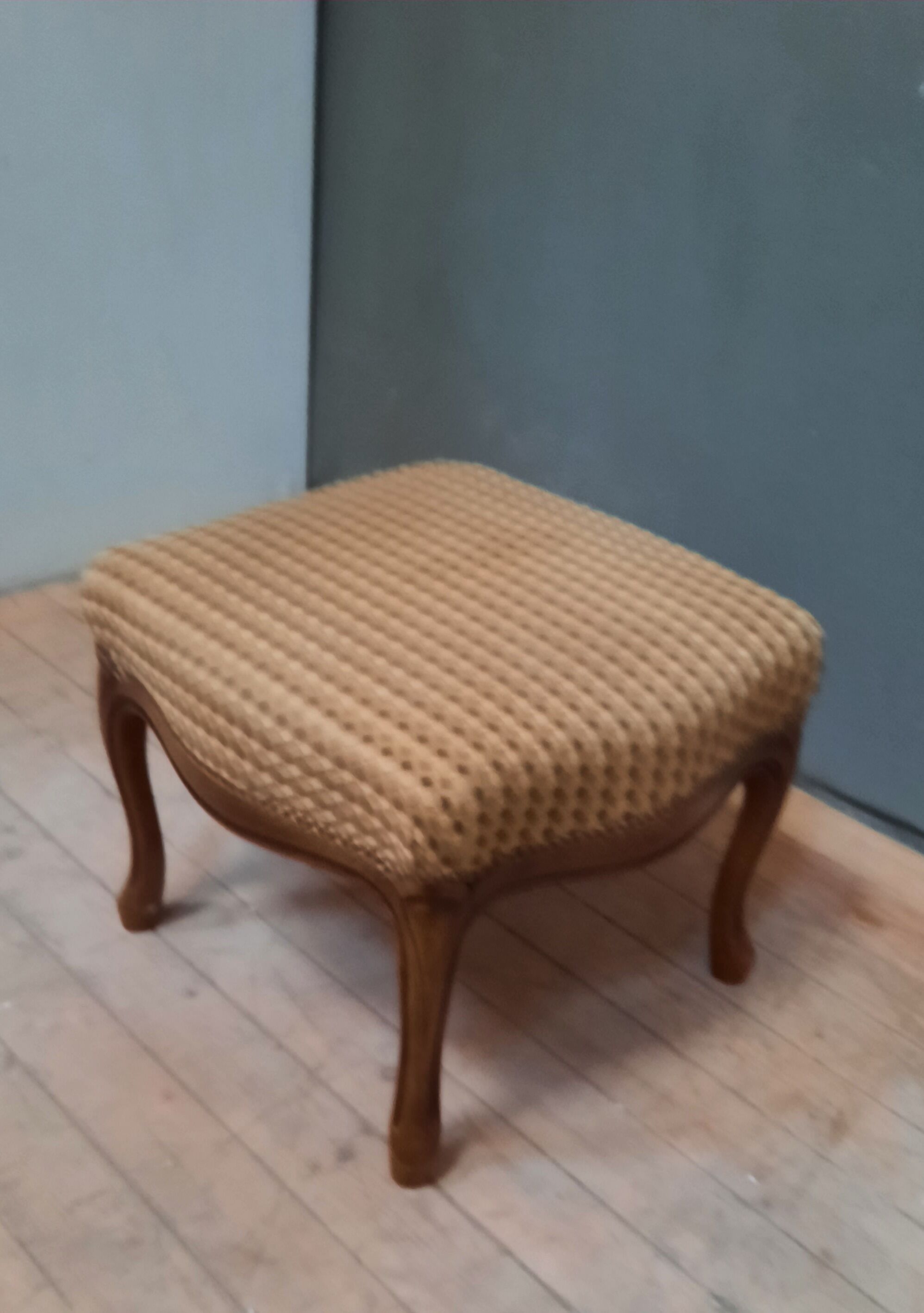 Pouf upholstered legs cambered in mahogany