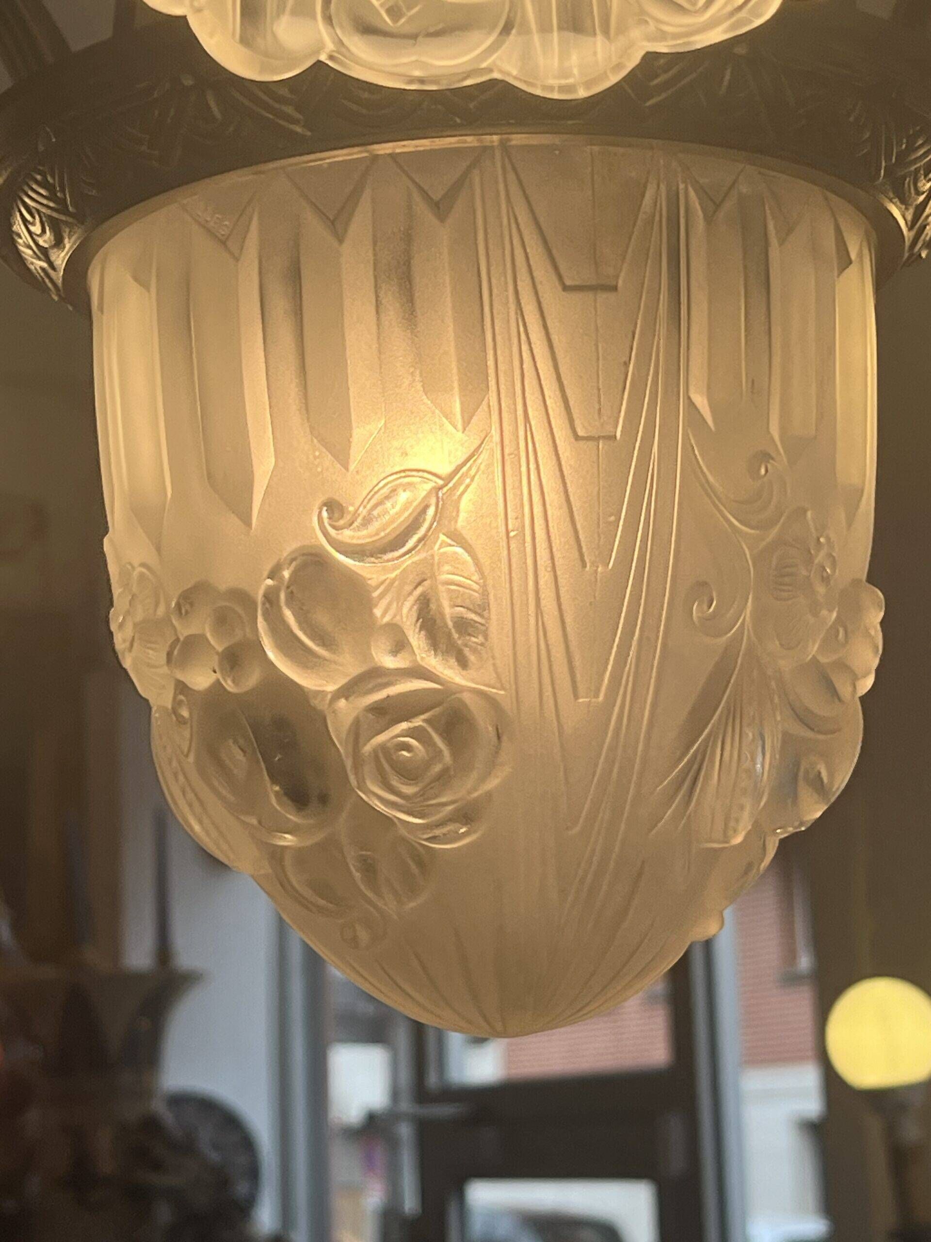 Pierre Gilles, beautiful art deco chandelier circa 1930 in bronze and molded glass