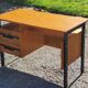 Bureau vintage en chêne blond piètement en bois noirci des années 50