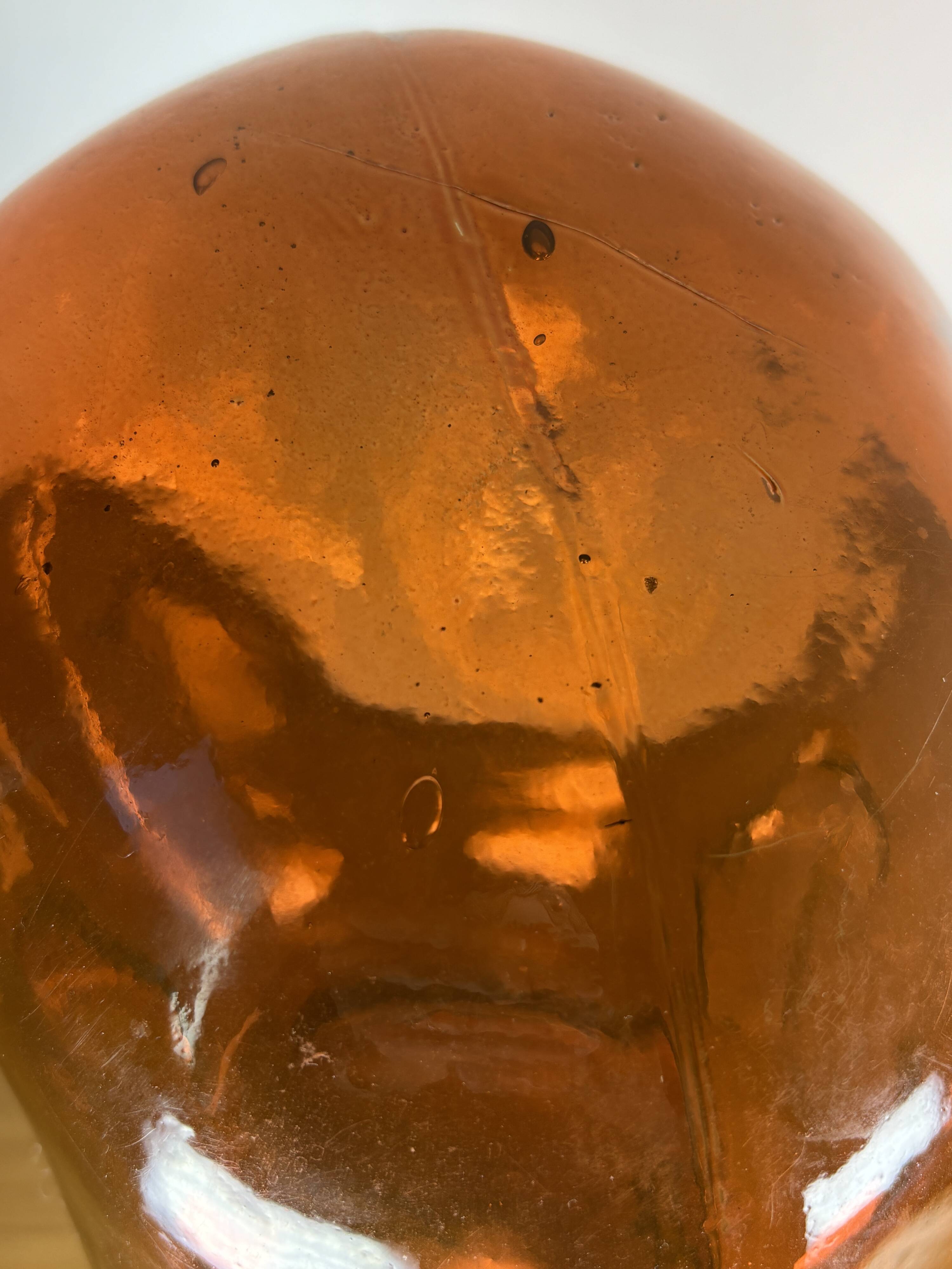 Decorative sculptural head in amber glass – Contemporary design