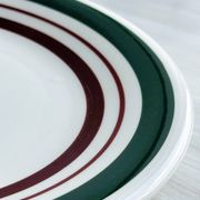 2 assiettes à dessert bande verte et bordeaux.