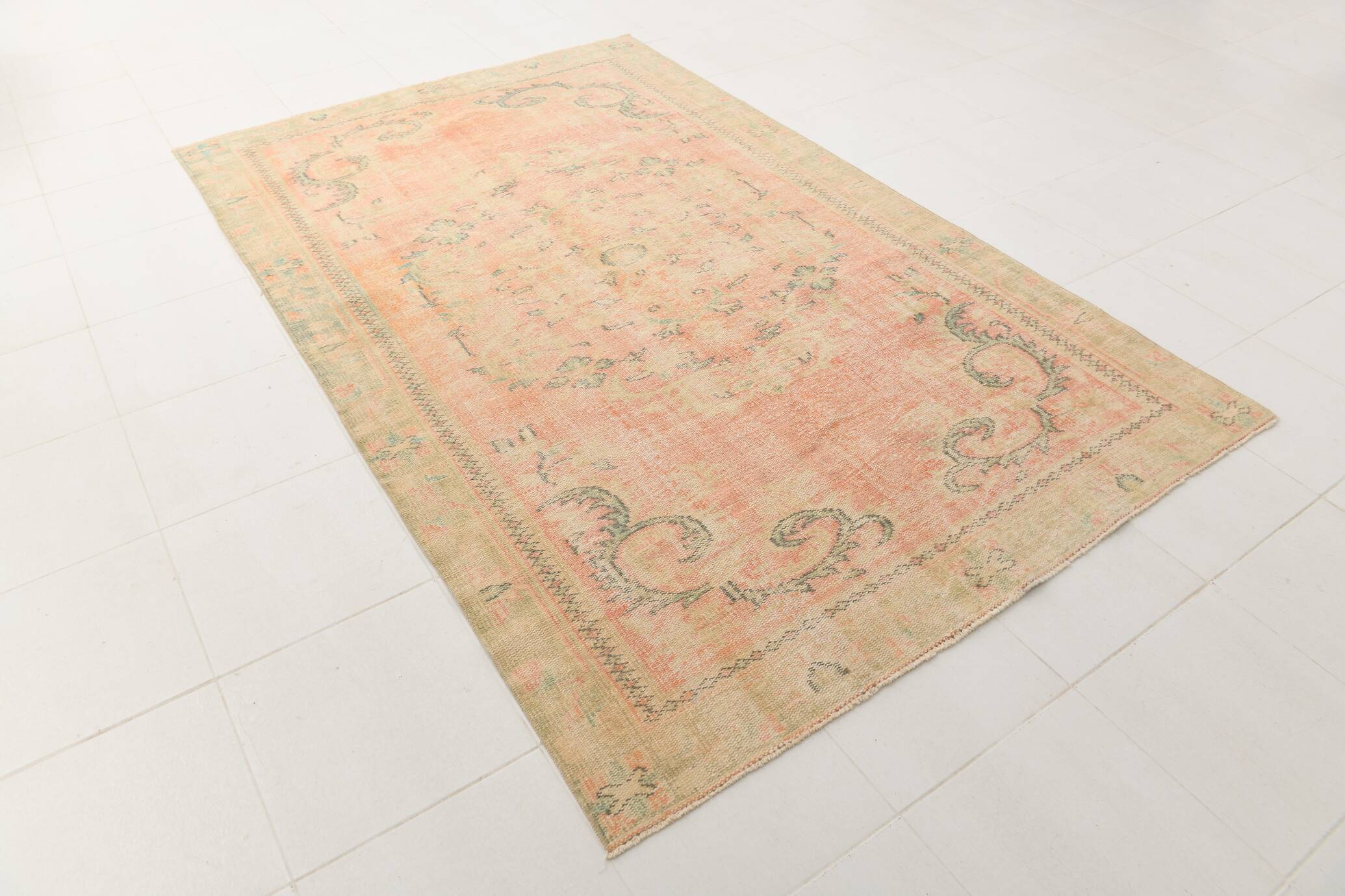 Tapis vintage oriental usé,  Rose saumon et vert pastel, style bohème