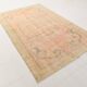 Tapis vintage oriental usé,  Rose saumon et vert pastel, style bohème