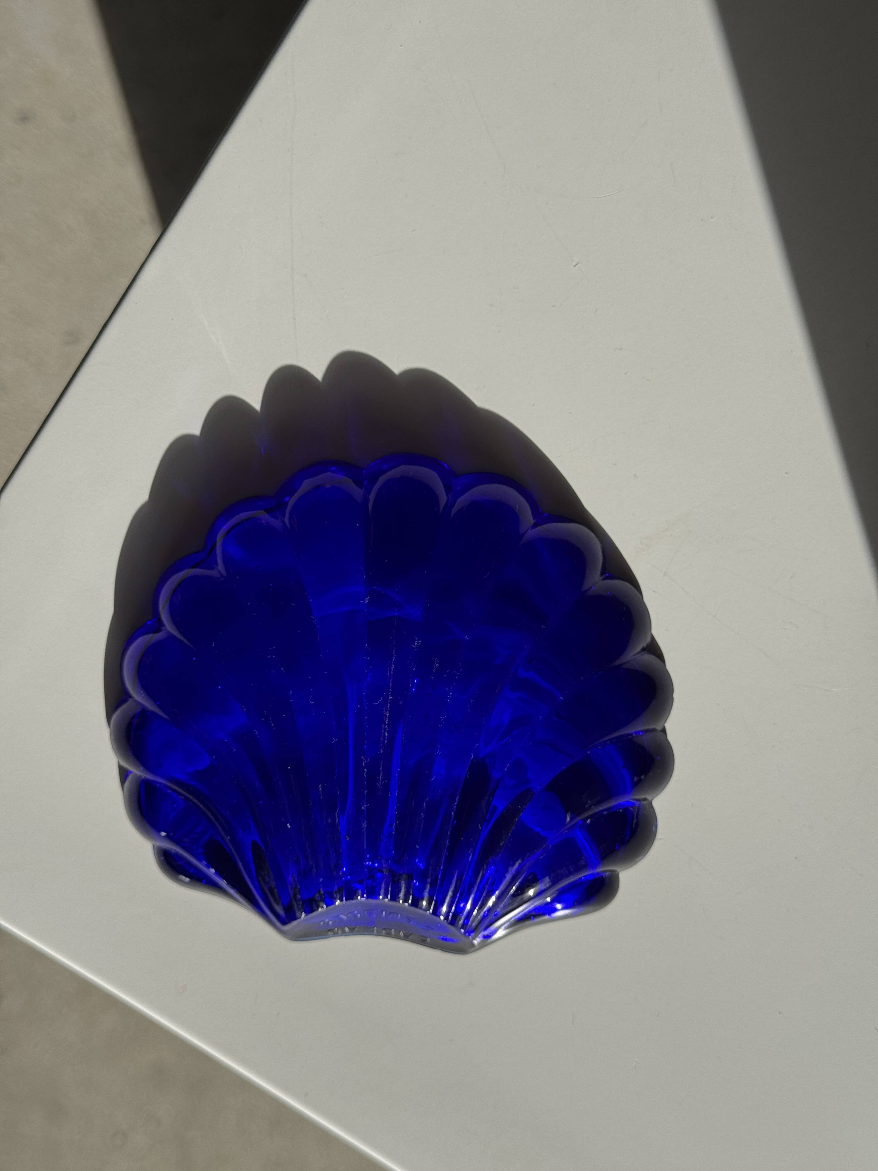 Coupelle coquille en verre bleu D10