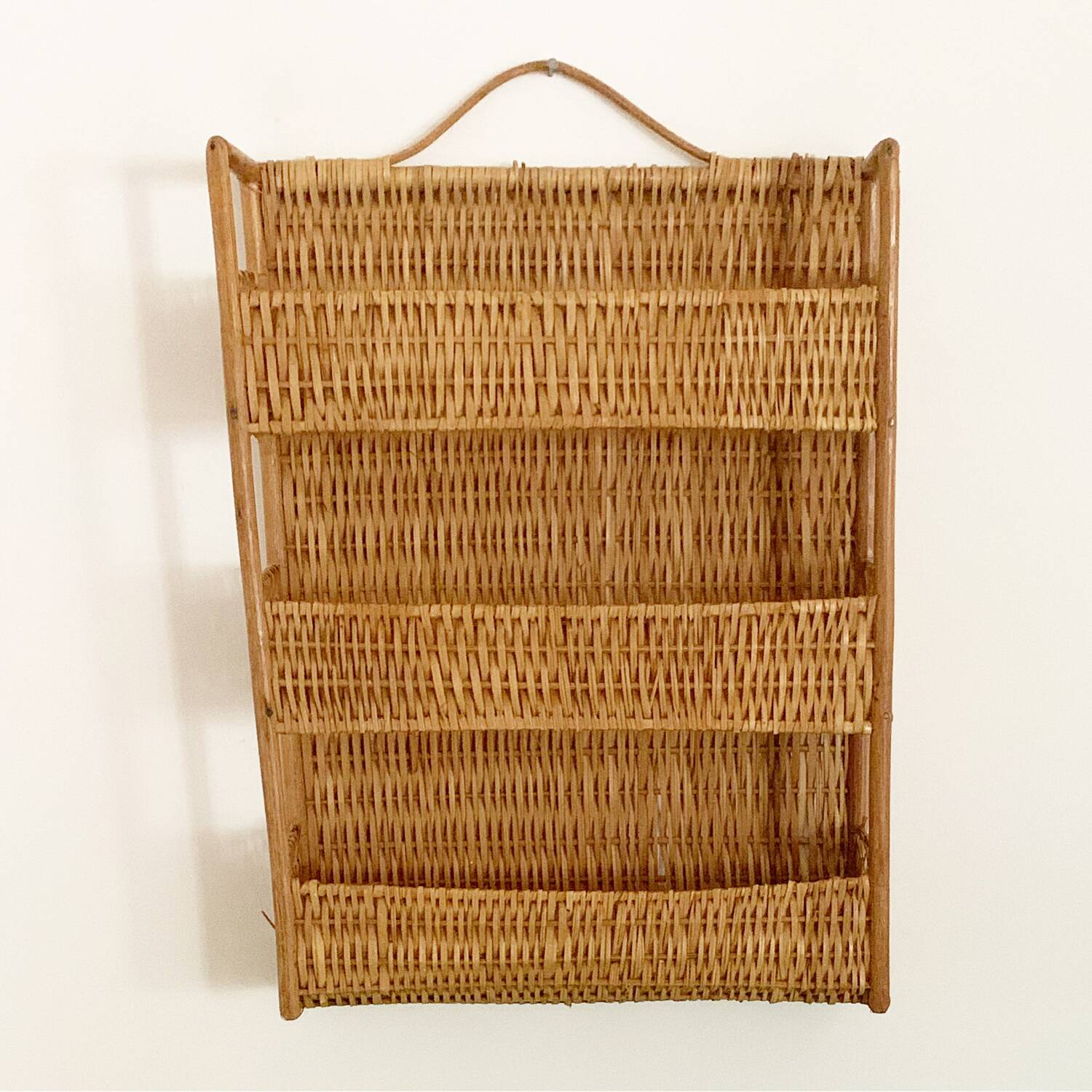 Étagère vintage en osier et rotin