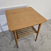Table basse en bois des années 70 avec étagère à lattes.