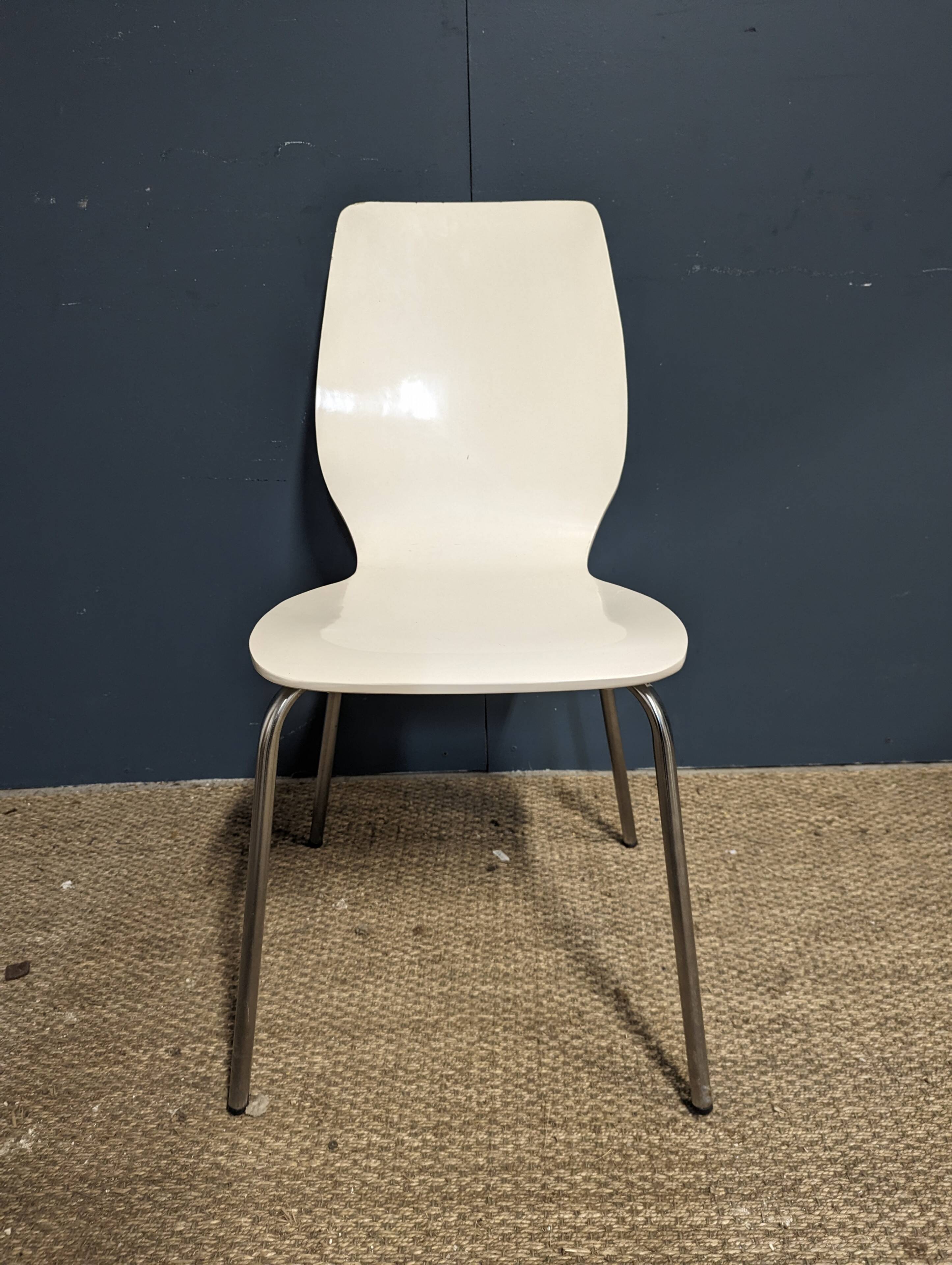 4 chaises blanches