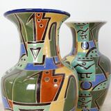Paire de grands vases en céramique émaillée polychrome du milieu du siècle dernier