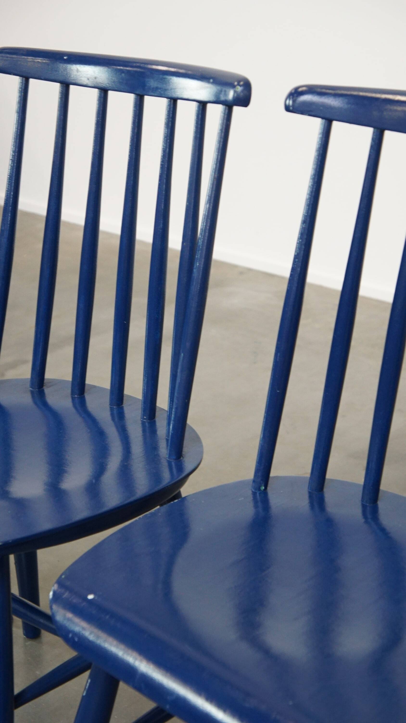 Set of 3 beautiful vintage 1960s blue wooden dining chairs/spindle chairs