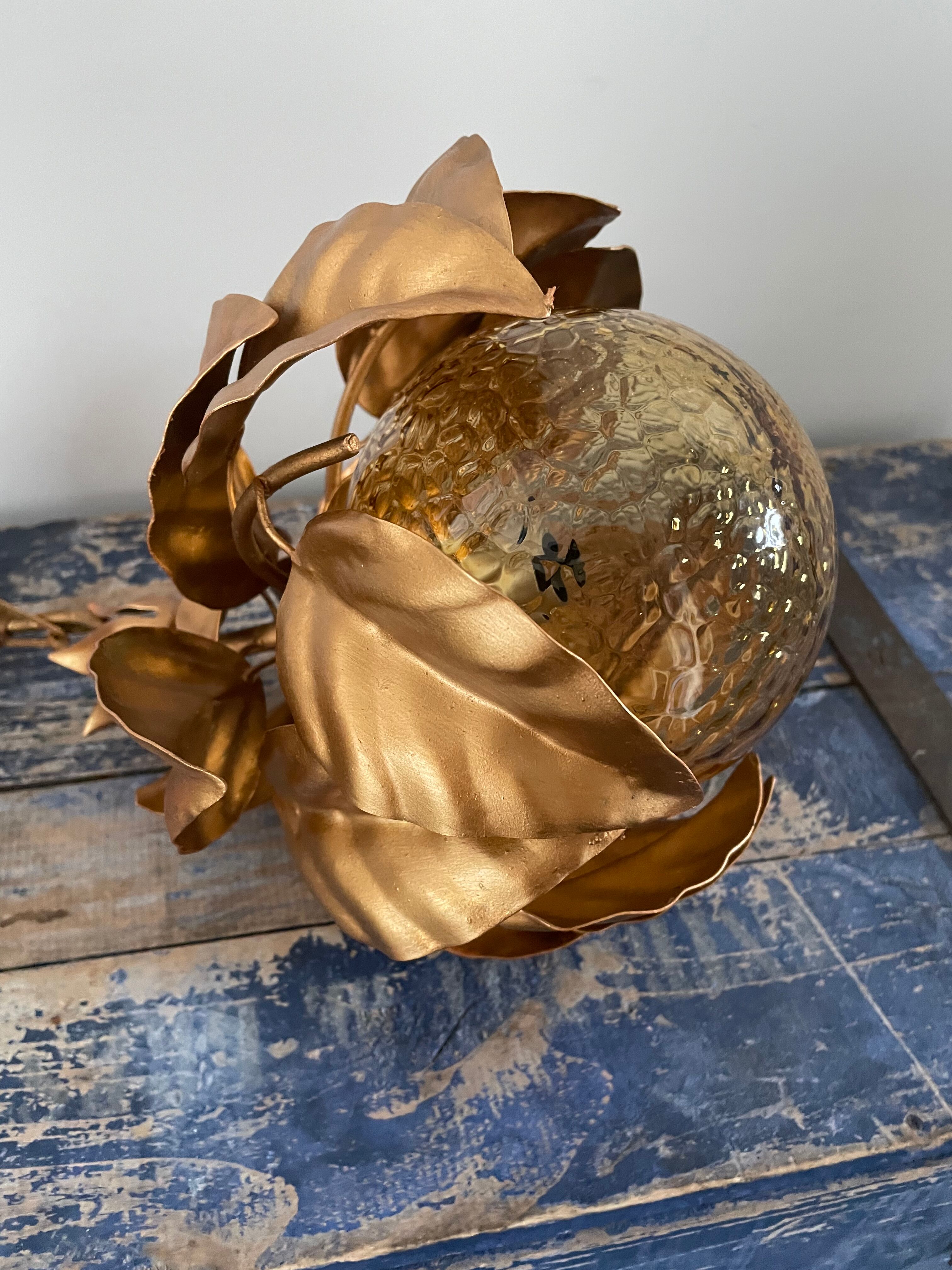 Suspension flowers golden leaves with glass globe
