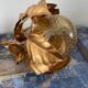 Suspension flowers golden leaves with glass globe