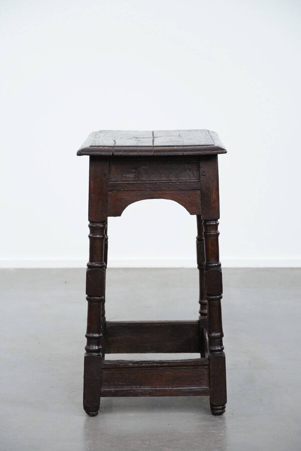 Tabouret ancien anglais en chêne massif du XVIIIe siècle