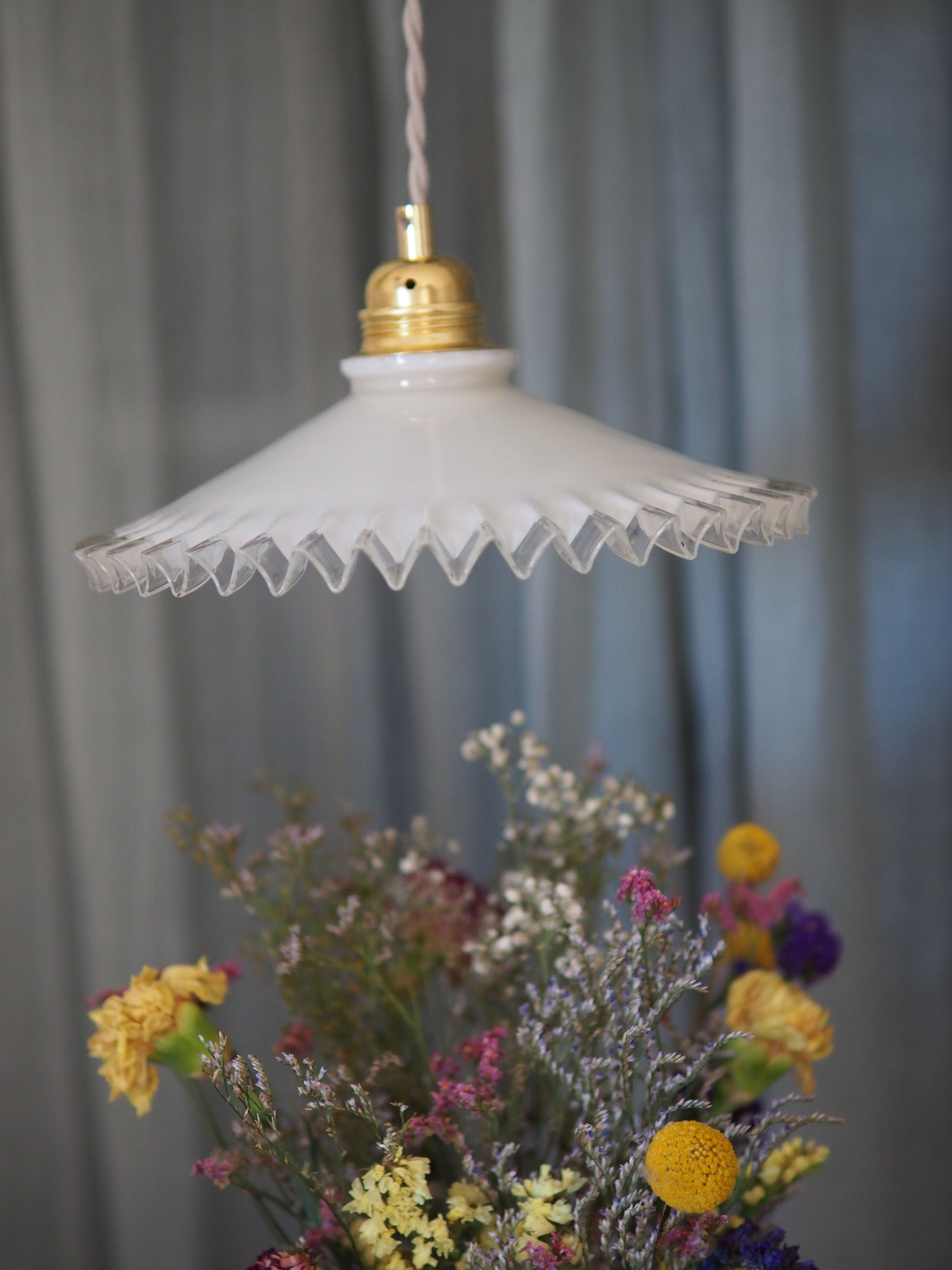 Serrated opaline suspension