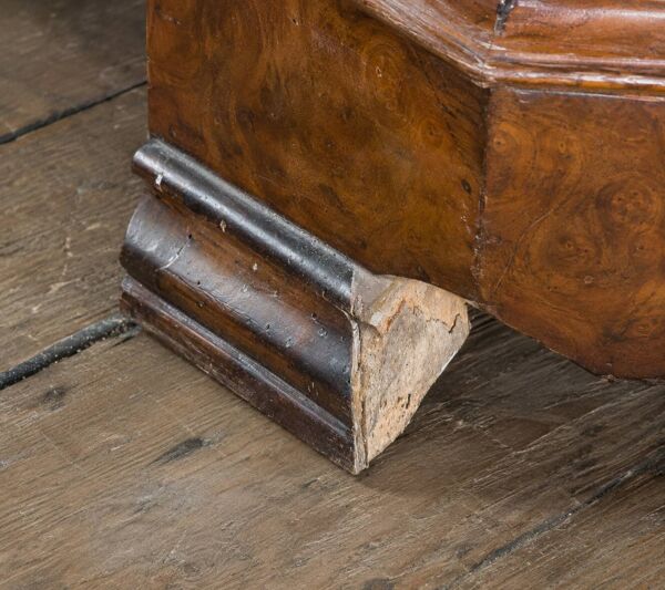 Commode Louis-Philippe noyer et ronce de noyer, plateau marbre gris– XIXe