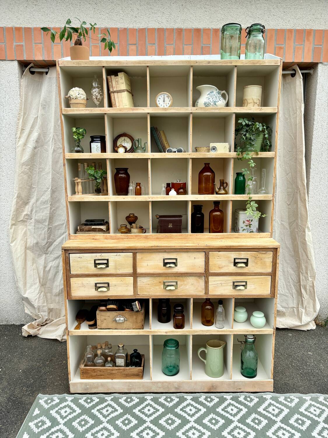Trade furniture with lockers