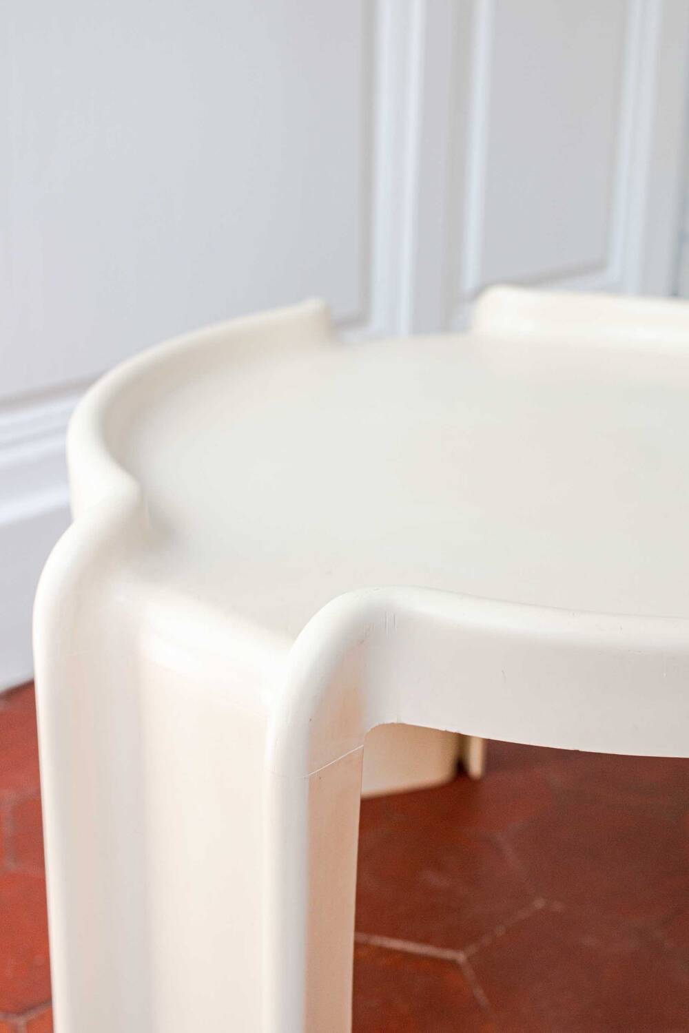 Kartell 4905 beige coffee table design by Giotto Stoppino