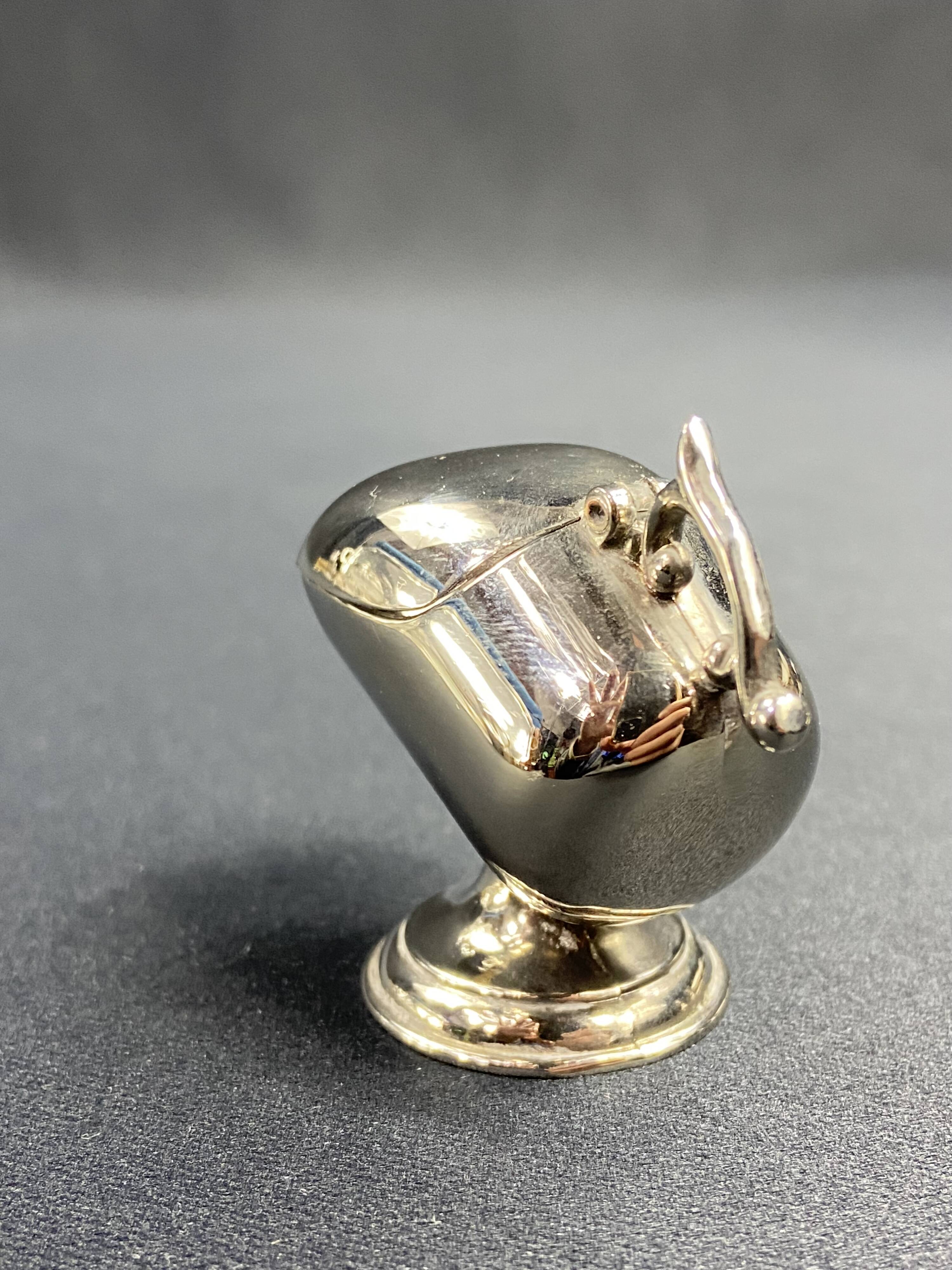 Individual ashtray with metal clasp