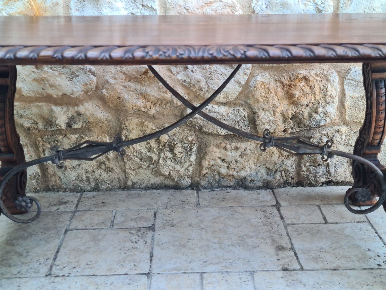 Table espagnole en chêne massif sculpté et fer forgé