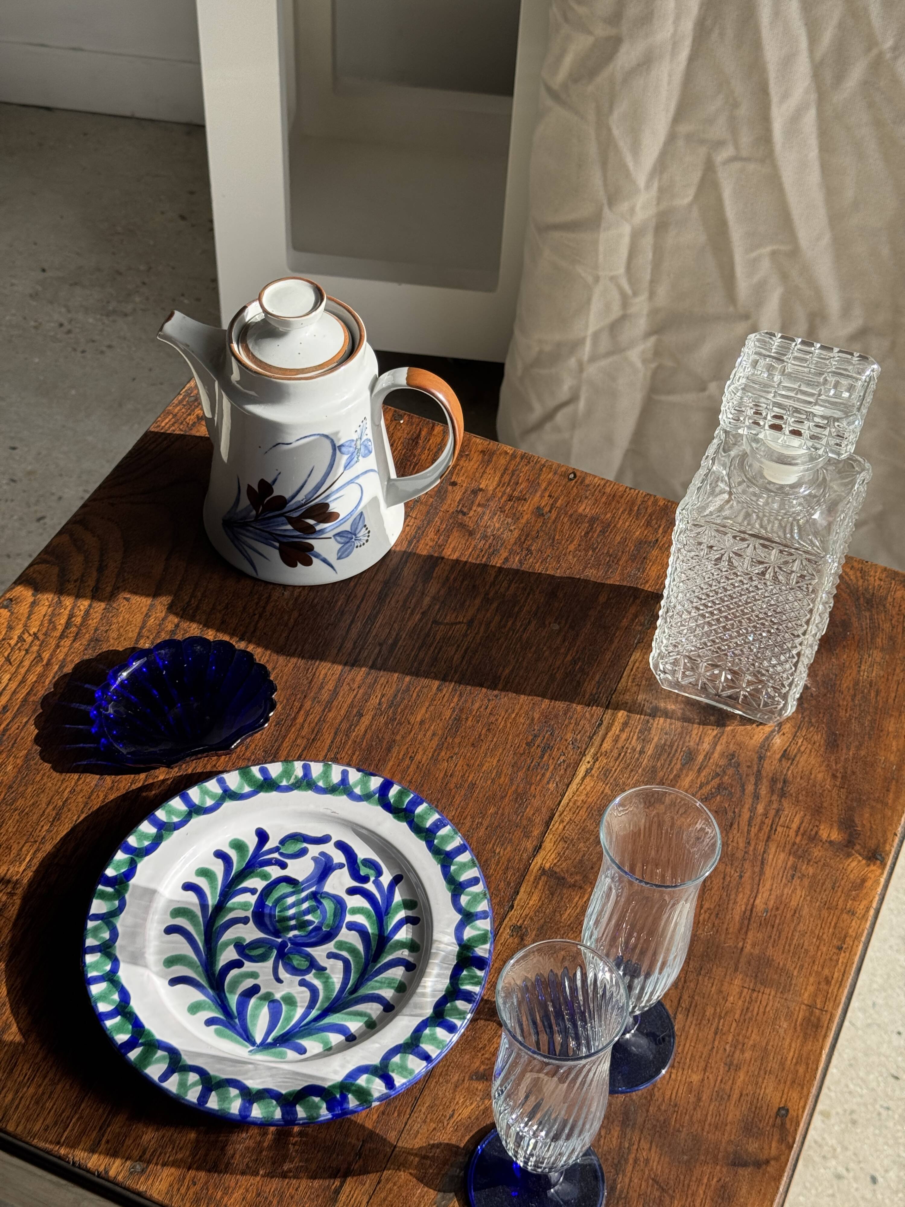 Artesania Alvarez Spanish plate in terracotta with blue plant motif.