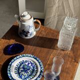 Artesania Alvarez Spanish plate in terracotta with blue plant motif.