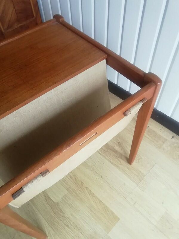 Bout de canapé scandinave porte revues années 60