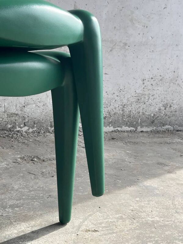 Fauteuil Louis 20 vintage Philippe Starck, coque en plastique moulé bleu et pieds en métal