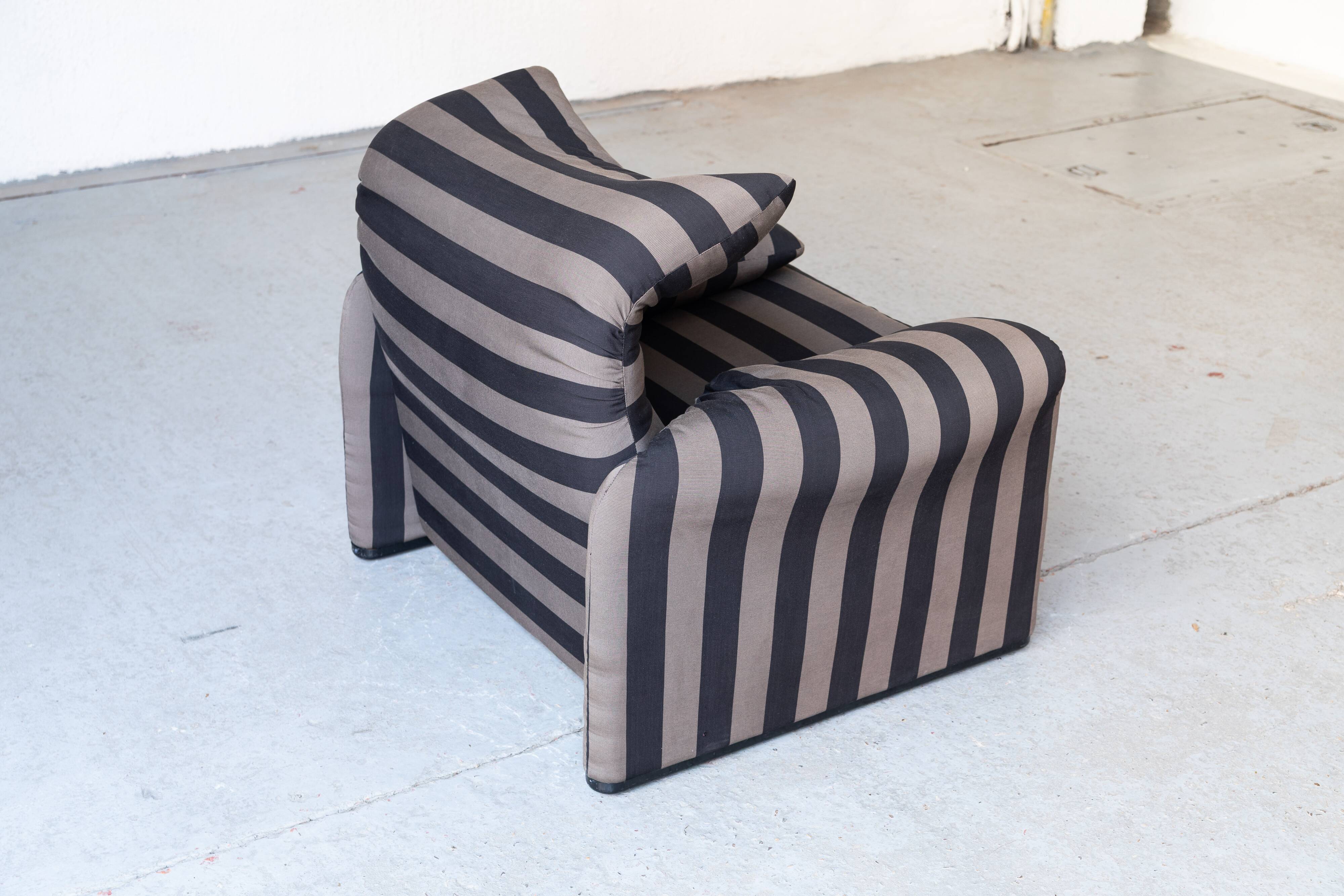 Set of 2 easy chairs 'Maralunga' by Vico Magistretti