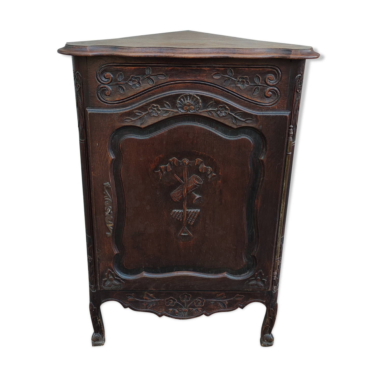 Neoclassical notch Louis XV style