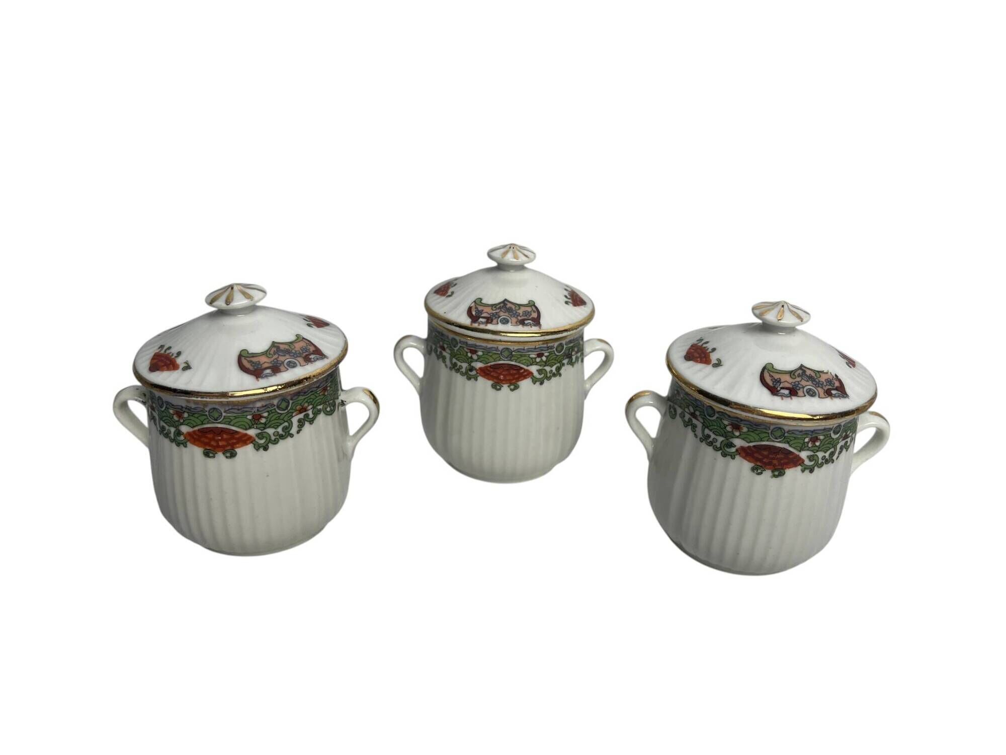 Set of three ribbed porcelain cream pots, 20th century.