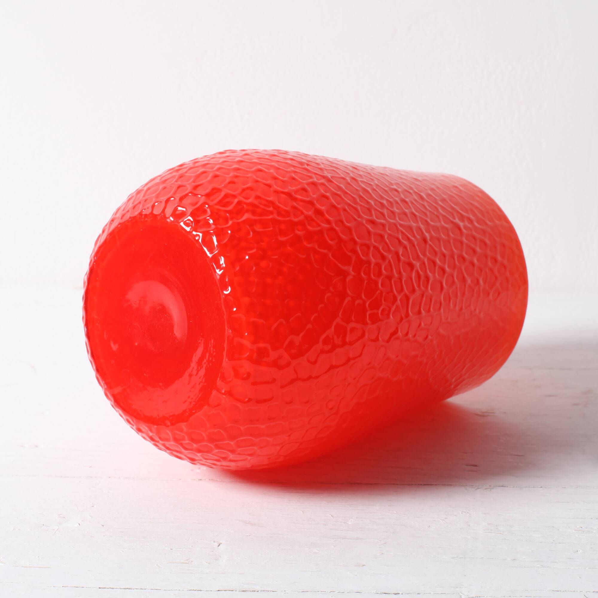 Vase martelé rouge de style mid-century modern : Elme Glasbruk, verre suédois, années 1960.