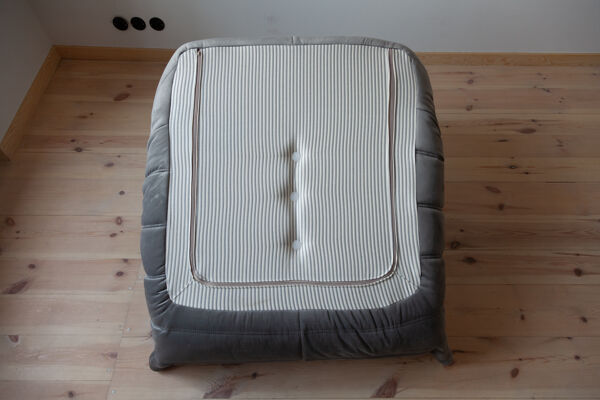 Chauffeuse et pouf Togo en velours gris modèle dessiné par Michel Ducaroy 1973