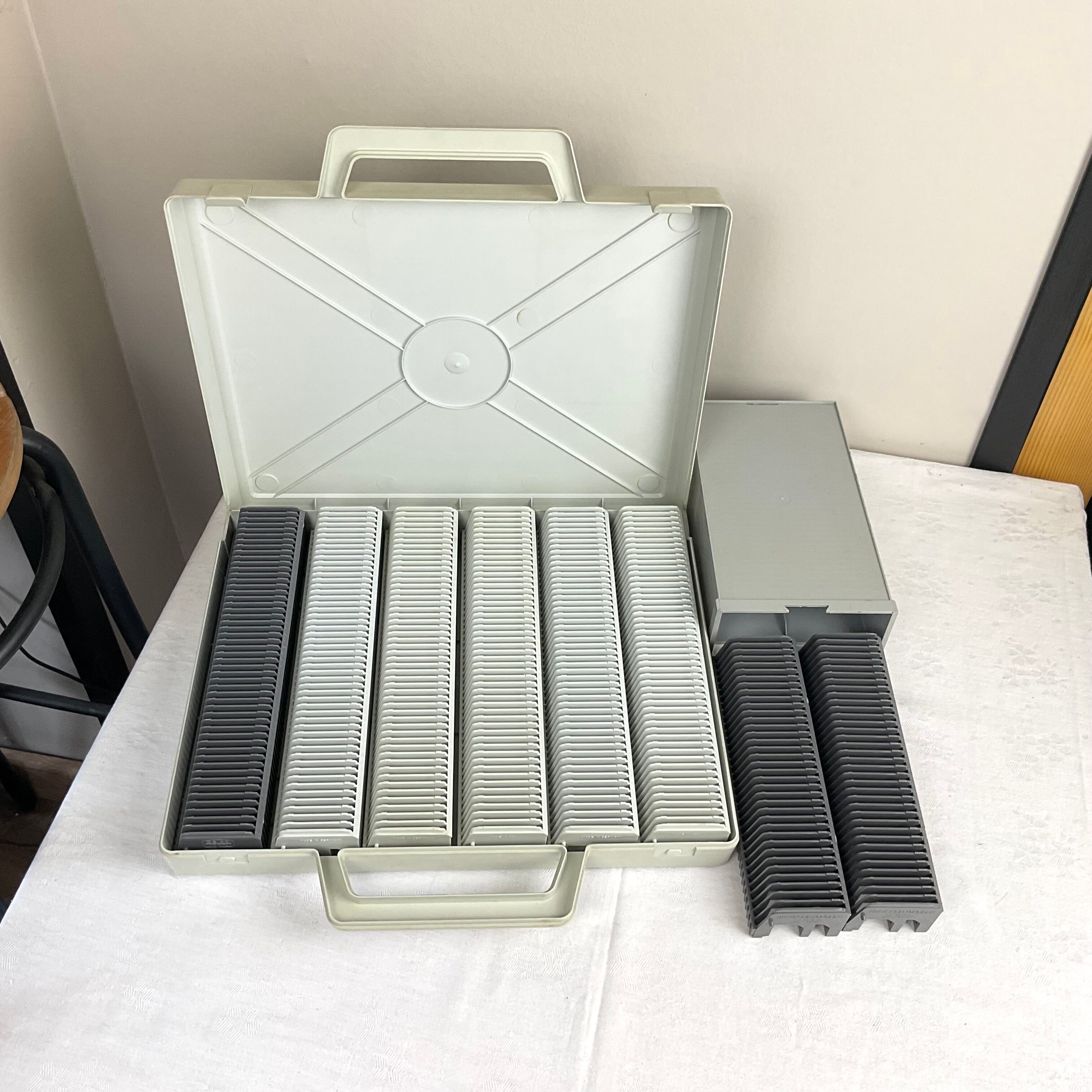 Reflecta AF 1800 slide projector + slide lockers