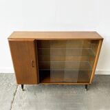 Bibliothèque vintage du milieu du siècle avec portes coulissantes en verre par Turnidg