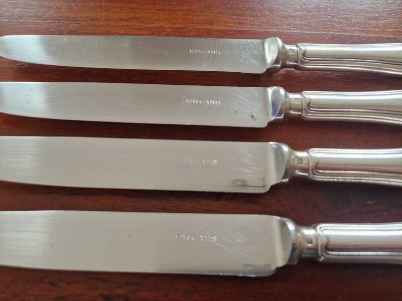 Ercuis - Set of 4 table knives model Chinon with metal outline.